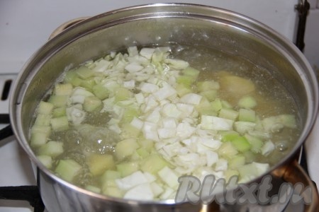 Следом добавить в овощной суп капусту, нарезанную на небольшие кубики (или на тонкие полоски).