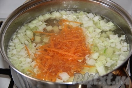 После этого добавить в кастрюлю очищенную морковку, натёртую на крупной тёрке.
