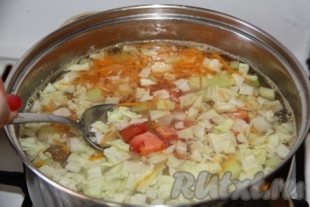 Сразу же выложить помидор, очищенный от кожуры и нарезанный на средние кубики.