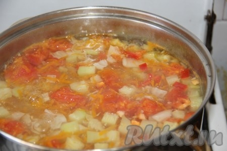 Следующим добавить очищенный от зёрен и мелко нарезанный болгарский перец. Все овощи (картофель, кабачок, капусту, морковь, помидор, болгарский перец) добавляем в наш суп практически одновременно. Дать овощному супу закипеть и варить минут 15-20 (до мягкости картошки и капусты) на небольшом огне.