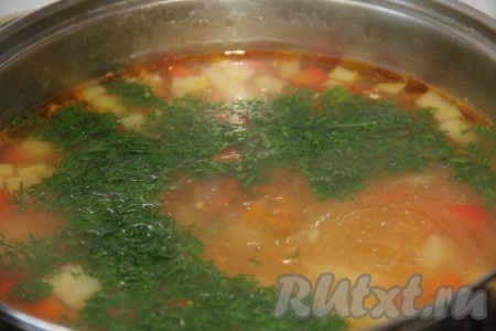 Когда картофель с капустой будут готовы, добавить в суп мелко нарезанную зелень, соль, чёрный молотый перец, довести до кипения, проварить на небольшом огне 2-3 минуты и убрать с огня. Дать настояться под крышкой в течение минут 10.