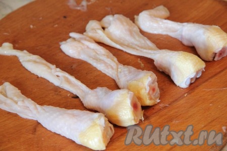 Куриные ножки помыть, обсушить и снять с них шкуру "чулком". От кости оставить только самый край, стараясь не повредить куриную кожу (лишнюю часть кости отрубаем). Куриное мясо отделить от кости и нарезать мелкими кубиками. Кости можете использовать для приготовления бульона.
