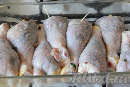 Нафаршировать куриные шкурки полученной начинкой. Края зафиксировать зубочисткой и выложить в форму для запекания, смазанную растительным маслом.
