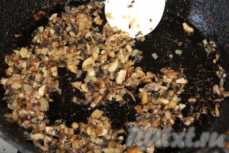 Лук и грибы мелко нарезать и обжарить на растительном масле.
