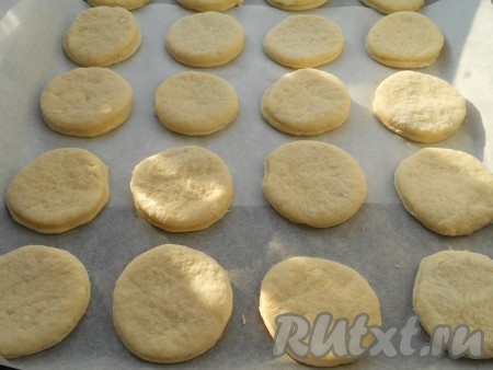 Противень застелить пергаментом, выложить кружочки теста.