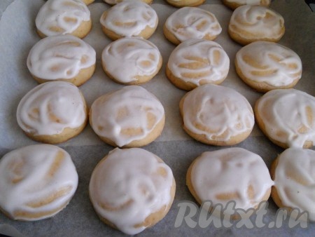 Смазать горячие пряники помадкой и снова отправить в духовку на 10 минут.
Для приготовления помадки белок взбить с сахаром и лимонным соком до однородной белой, тягучей массы.