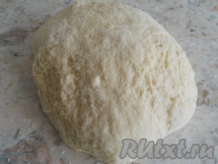 Замесить не крутое тесто, оно будет немножко липким.&nbsp;