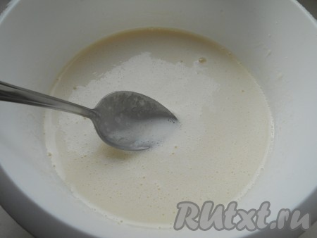 Взбить миксером сахар с яйцами, капнув несколько капель лимонного сока до светлой, пышной массы.