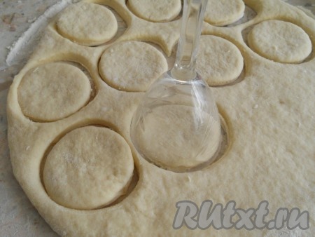 Тесто раскатать в пласт толщиной около 1 см. Стаканом вырезать кружочки.