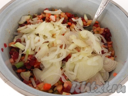 Добавить очищенный лук, нарезанный на тонкие полукольца.