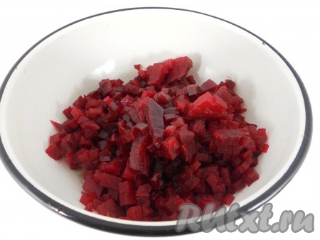 Свеклу вымыть, полностью залить водой, поставить на огонь и отварить до готовности (в зависимости от сорта и размера свеклы на это потребуется от 45 до 60 минут с момента закипания воды). Картошины и морковь вымыть и тоже отварить в кожуре до готовности (в течение  25-30 минут с момента закипания воды, готовые корнеплоды будут легко прокалываться ножом). Варёные свеклу, морковь и картошку полностью остудить. Свеклу очистить, нарезать на небольшие кубики, выложить в миску, влить 1 столовую ложку растительного масла, перемешать (благодаря маслу, свекла сильно не окрасит все овощи).