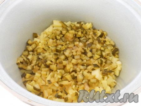 Сюда же выложить огурцы, нарезанные на небольшие кубики.