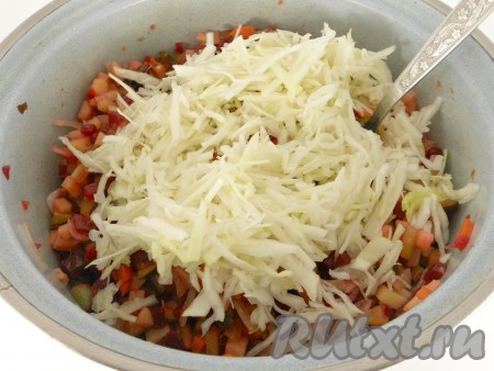 Свежую капусту тонко нарезать, чуть посолить и помять руками. Добавить капусту к остальным ингредиентам. Посолить, всыпать сахар, влить оставшееся растительное масло и уксус. Хорошо перемешать винегрет.