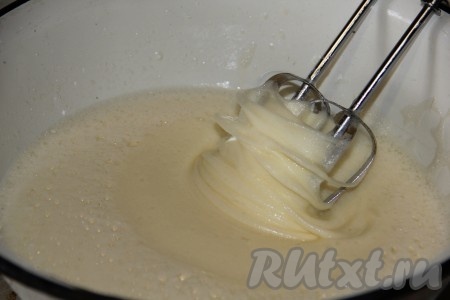 В глубокой чаше взбить яйца с сахаром при помощи миксера на максимальных оборотах. Взбиваем минут 7-8. Яичная масса должна побелеть и значительно увеличиться в объёме.