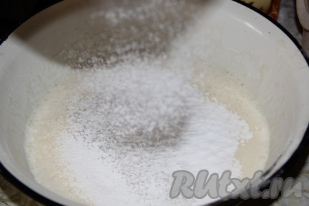 Во взбитую массу добавить просеянную муку и разрыхлитель. Вмешать муку и разрыхлитель в тесто при помощи лопатки. Вмешиваем плавными движениями вверх-вниз, стараясь сохранить воздушность теста для бисквита. Затем начинаем добавлять в тесто по столовой ложке крахмал, каждый раз вмешивая его в тесто лопаткой также, как муку. Итоговое тесто для бисквита должно получиться воздушным, в меру густым. Оно будет стекать с лопатки достаточно широкой лентой. Как только добились такой консистенции, больше крахмал не добавляйте.