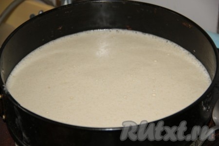 Дно и бока разъёмной формы смазать растительным (или сливочным) маслом. Вылить бисквитное тесто в форму.