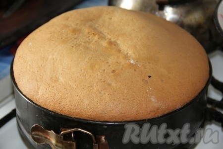 Бисквит с крахмалом выпекать 35-45 минут в разогретой  духовке при температуре 180 градусов. Готовность бисквита легко проверить сухой деревянной зубочисткой. Для этого проткните выпечку в центре, если зубочистка осталась сухой, значит бисквит готов.