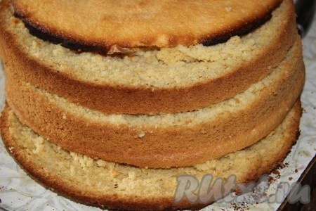 Остывший бисквит можно разрезать на части. Я разрезала на 4 части, чтобы получилось 2 толстых коржа и 2 тонких (сверху и снизу тонкие коржи, по середине - толстые коржи).