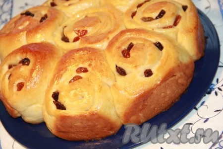 Достаём готовую выпечку из духовки. Даём булочкам слегка остыть в форме.