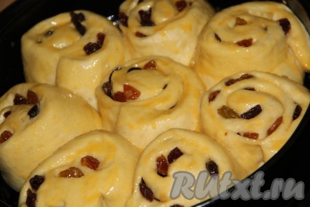 Булочки увеличатся в размере. Смазываем их поверхность смесью яичного желтка и молока. Выпекаем булочки "Синнабон" минут 40 (до зарумянивания теста) в разогретой до 200 градусов духовке.