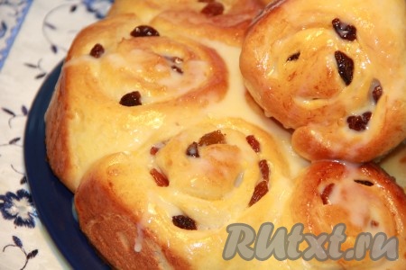 Перекладываем булочки на плоскую тарелку и поливаем нежным заварным кремом. Синнабоны получаются необыкновенно вкусными.