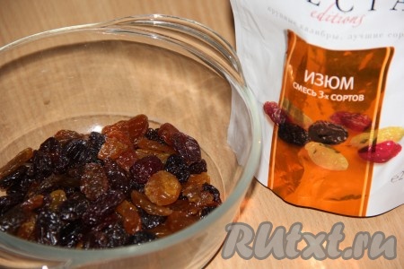 Ставим миску с тестом в тёплое место, накрыв полотенцем, на 1-1,5 часа (до увеличения теста в объёме в 2-3 раза). Изюм промываем водой, заливаем кипятком, оставляем на 5-6 минут, затем откидываем на дуршлаг, после этого раскладываем на бумажном полотенце, даём обсохнуть. Если изюм крупный, его можно нарезать на части.