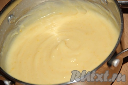 Варим заварной крем, не прекращая перемешивать, 4-5 минут (до загустения). Затем снимаем кастрюлю с огня, закрываем крышкой и отставляем в сторону.&nbsp;