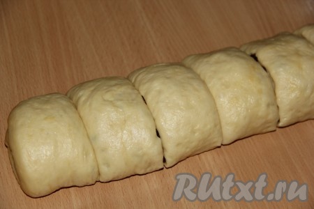 Рулет разрезаем на 8 частей.
