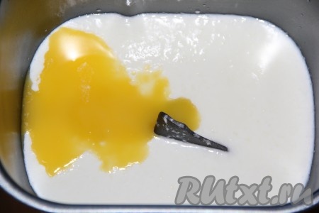 В ведёрко хлебопечки вылить слегка подогретое молоко, кефир комнатой температуры, растопленное сливочное масло, добавить сахар.
