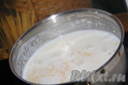 Воду и молока наливаем в кастрюлю, добавляем кукурузную крупу и ставим на огонь. Доводим до кипения и уменьшаем огонь.&nbsp;
