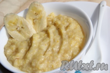 Подаём полезную и очень вкусную кукурузную кашу с кусочками банана.
