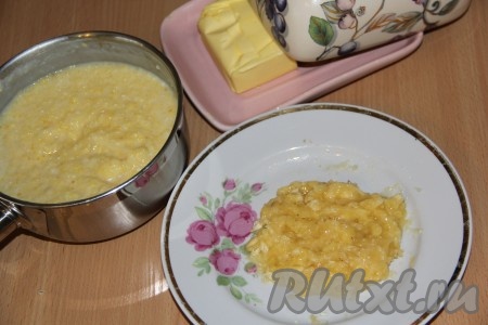 Очищенный банан вилкой разминаем в пюре. Снимаем кашу с огня, добавляем банановое пюре и перемешиваем. Даём несколько минут настояться.
