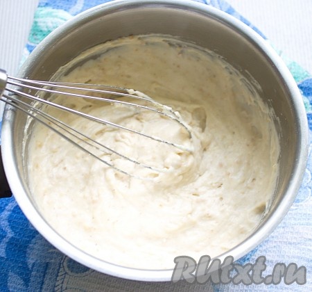 Затем влить сливки и, быстро перемешивая венчиком, заварить очень густой сливочный соус, посолить его по вкусу.