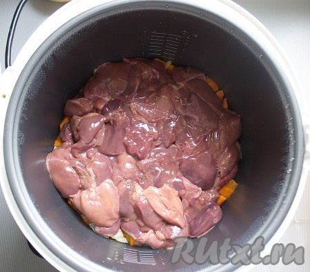 Пока обжариваются овощи, куриную печень вымыть, очистить от прожилок, нарезать на крупные кусочки. Когда морковка с луком обжарятся в течение 15 минут, выложить печёнку в чашу с овощами и обжаривать, периодически перемешивая, ещё 15 минут (до окончания программы).