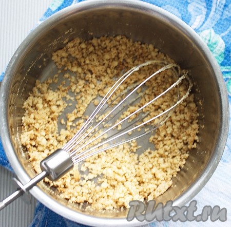 Можно отдельно сделать сливочный соус в сковороде, пока обжаривается печень с овощами. А если у вас нет возможности воспользоваться сковородой, тогда сливочный соус можно приготовить в мультиварке на режиме "Жарка", предварительно вынув печёнку и помыв чашу. Я делала на сковороде. В небольшой сковородке на среднем огне растопить 20 грамм сливочного масла, выложить муку, обжарить до коричневого цвета и характерного орехового запаха, постоянно помешивая.