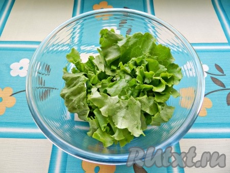 Листья салата вымыть, обсушить и нарвать руками.