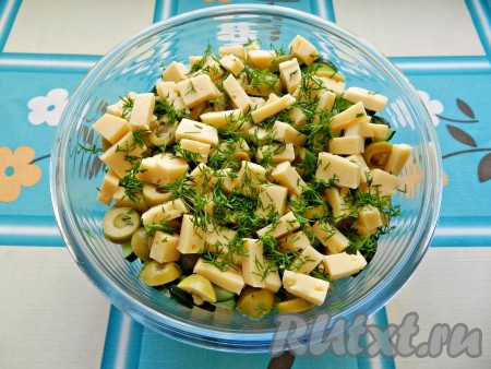 Добавить мелко нарезанный укроп. Заправить салат майонезом и перемешать.