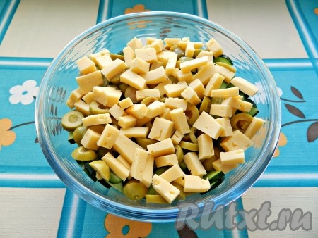 Сыр нарезать брусочками. Соединить все ингредиенты.