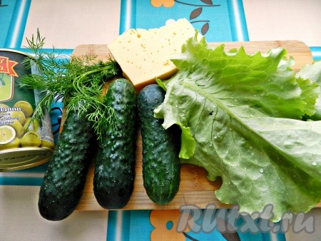 Ингредиенты для приготовления салата из огурцов, оливок и сыра