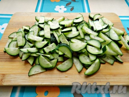 Огурцы нарезать небольшими брусочками.