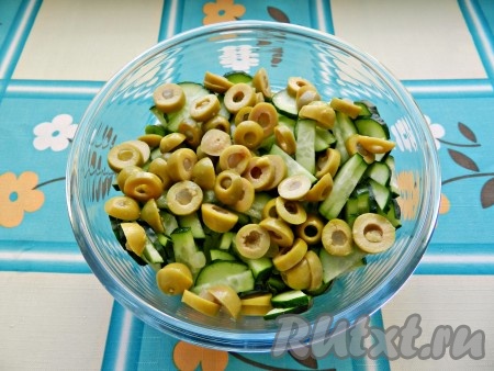 Оливки нарезать колечками.