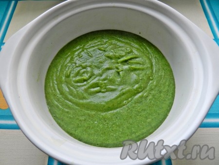 Готовый суп со шпинатом и брокколи пюрировать с помощью погружного блендера до однородности.