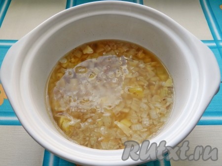 Влить в кастрюлю с овощами 700-800 миллилитров горячей воды, поставить на огонь и с момента закипания варить на небольшом огне до готовности картофеля (в течение минут 15).