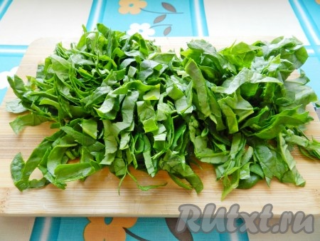 Нарезать шпинат.