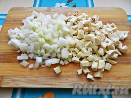 Очистить лук и пастернак, нарезать на небольшие кубики.