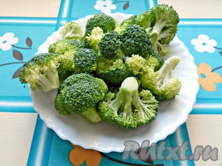 Брокколи вымыть и разделить на соцветия.