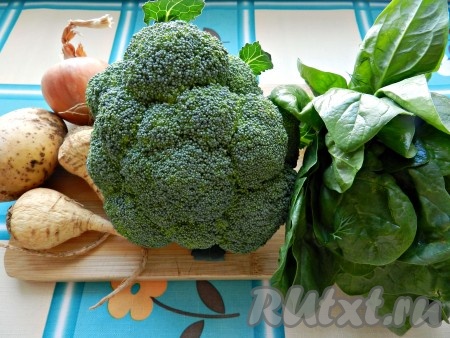 Подготовить продукты для приготовления супа-пюре из брокколи и шпината со сливками.
