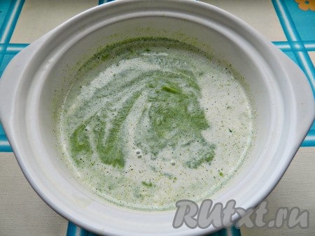 В суп-пюре влить горячие сливки, перемешать, снова поставить на огонь. Нагреть до кипения и сразу снять с огня (кипятить не нужно).