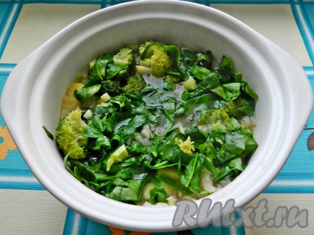 Затем добавить шпинат, довести до кипения, а после этого варить на небольшом огне не более 1 минуты.