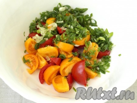 Сложить помидоры в миску, добавить мелко нарезанный зелёный лук, выдавить чеснок.